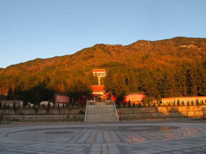 Wudang Pai escuela de artes marciales chinas y prácticas espirituales originarias de las montañas Wudang. Enfatizan la energía interna (qi), la meditación y la fluidez de movimiento